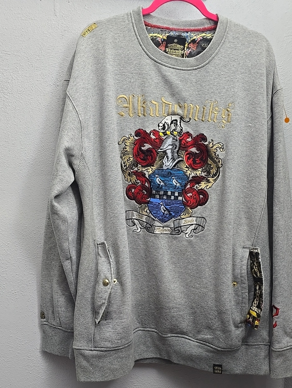 Akademiks Gray Crewneck Sweatshirt with Multicolor Crest